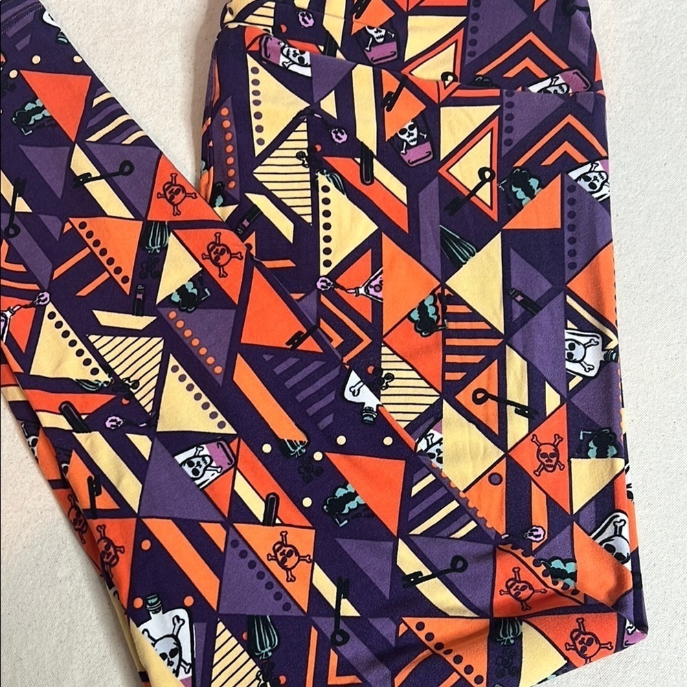🛍️ 4 for $25 Spooky Geometric Halloween Leggings - TC2